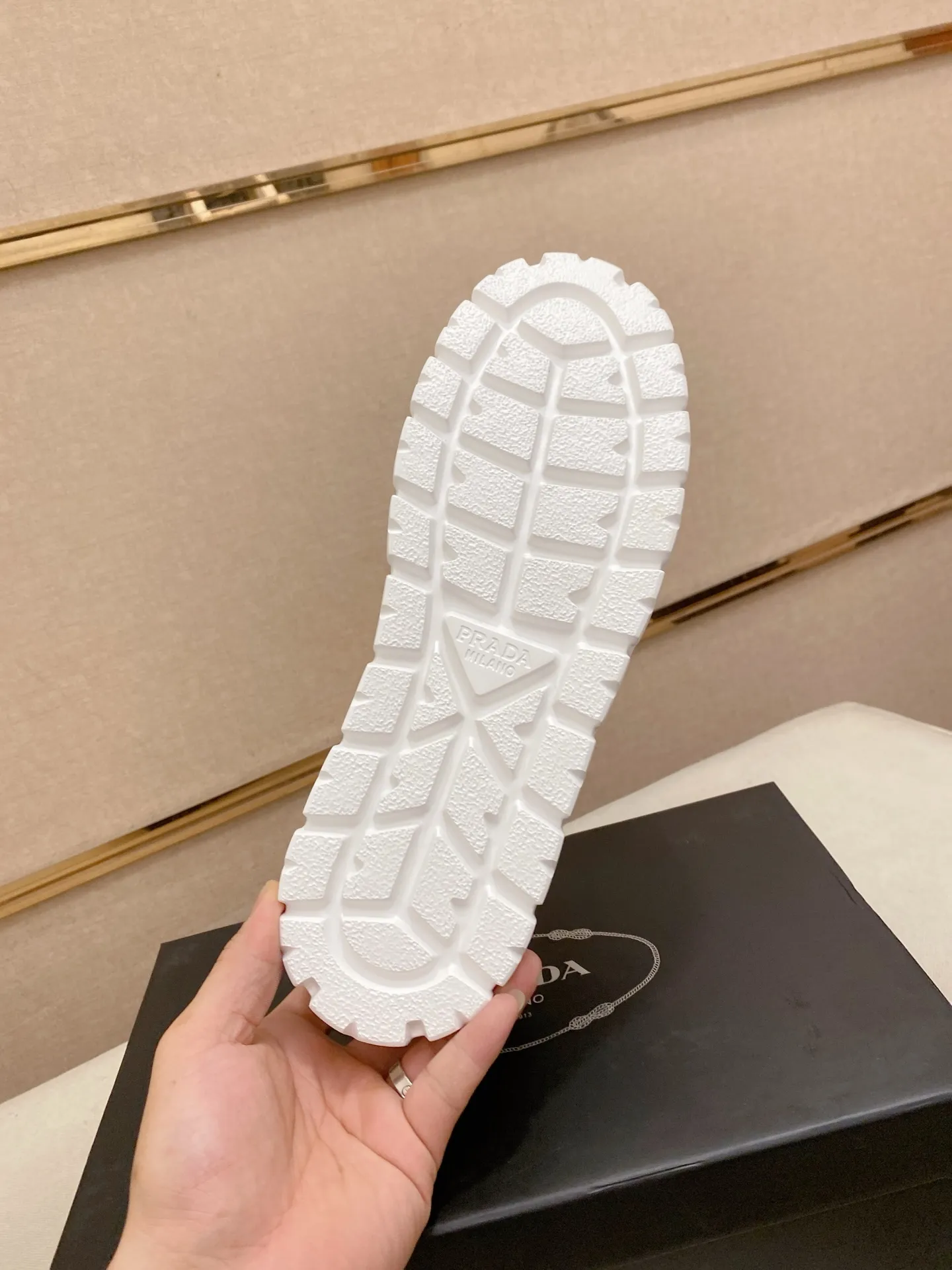 Men's men's shoes💰: 440💰[Prada～Prada] Trendy new styles are on the market. Same style as the official website. Counter quality. Original version. [Strong] [Strong] Imported selected first-layer cowhide. Comfortable and breathable sheepskin lining, fine workmanship, upper layer made of 100% pure cowhide, original last shape, comfortable on the feet, shoe sizes 38 to 44